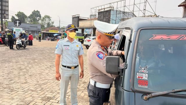Tim Samsat Pandeglang Menggelar Razia Pajak Kendaraan Sekaligus                   Sosialisasi SWDKLLJ Peran sebagai Perlindungan Kecelakaan