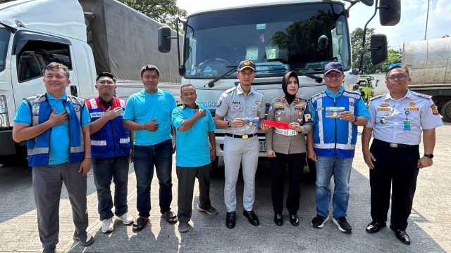 Jasa Raharja Kolaborasi Bersama Jasa Marga dan PJR Pondok Aren Gelar Sosialisasi Keselamatan Berkendara serta Pemasangan Stiker Reflective pada Kendaraan Angkutan Berat