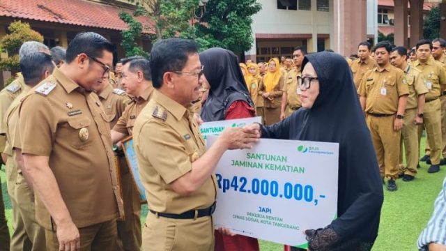 Walikota Tangerang Serahkan Santunan JKM BPJS Ketenagakerjaan Kepada Tiga Ahli Waris Pekerja Rentan