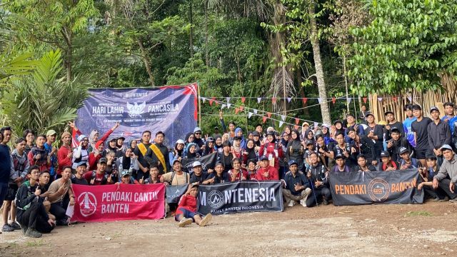 Peringati Harlah Pancasila, KPB Bentangkan Bendara di Puncak Gunung Prakasak