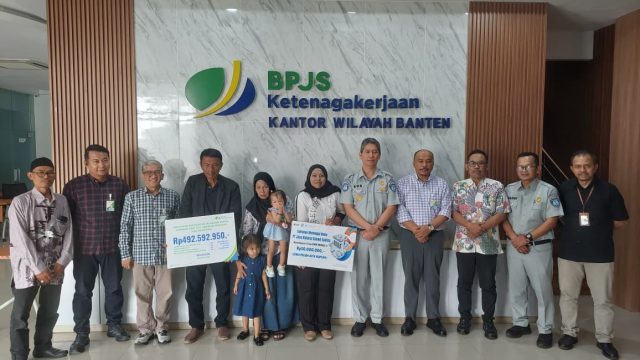 Negara Hadir untuk Keluarga yang Ditinggalkan: Jasa Raharja dan BPJS Ketenagakerjaan Serahkan Santunan kepada Ahli Waris Crew KMP Munic 3