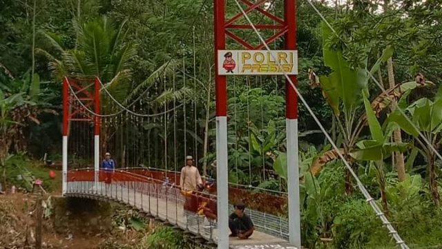 Dukung Mobilitas Warga, Satbrimob Polda Banten Revitalisasi Jembatan di Bayah