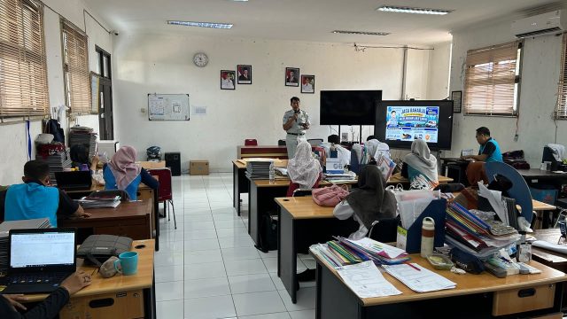 JASA RAHARJA TANGERANG PERKUAT PERAN GURU DALAM MENANAMKAN BUDAYA KESELAMATAN BERLALU LINTAS DI SMK NEGERI 5 KOTA TANGERANG SELATAN