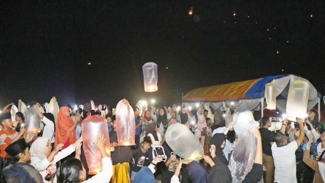 Panjatkan Doa, Ribuan Lampion Diterbangkan di Festival Ciomas Ngabring 2026