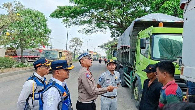 Komitmen Keselamatan Transportasi, Jasa Raharja Bersama Dishub dan Kamsel Polres Cilegon Tertibkan Truk Parkir Sembarangan di Jalan Lingkar Selatan