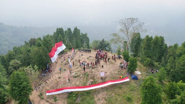 Ratusan Pendaki Kibarkan Bendera Raksasa di Puncak Gunung Gedor Tanamkan Jiwa Kebangsaan dan Cinta Alam