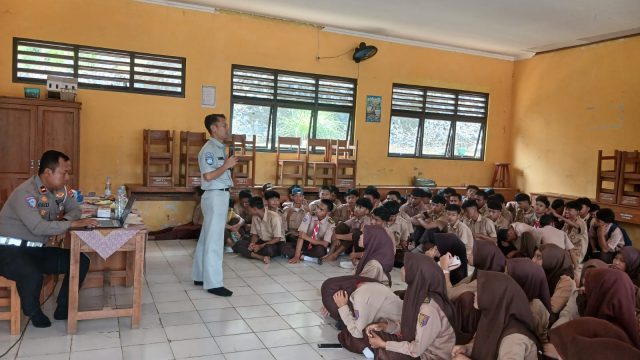 Tumbuhkan Budaya Tertib Berlalu Lintas Jasa Raharja Bersama Polres Lebak Sasar SMK Lebak Gedong