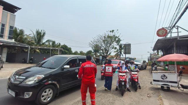 Dampak Erupsi GAK, Dinkes Kabupaten Serang Bagikan Masker di Kecamatan Anyer dan Cinangka
