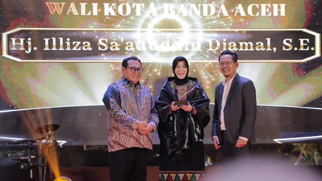 Illiza Raih Penghargaan Wali Kota Penggerak Inovasi Daerah dari SMSI Aceh