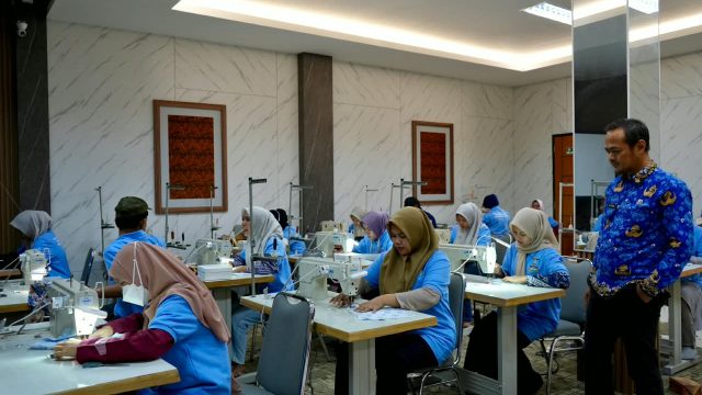 Disnakertrans Kabupaten Serang Beri Pelatihan 32 Warga Menjahit Garmen