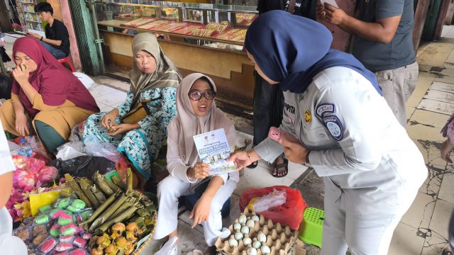 Jasa Raharja Banten Sosialisasikan Program Diskon dan Pemutihan Denda PKB serta  SWDKLLJ di Pasar Ciruas