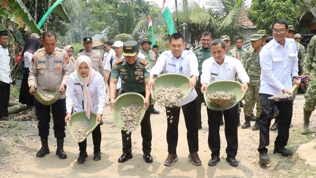 Sinergi TNI dan Pemkab Serang, Jalan Desa Cisalam Mulai Dibangun untuk Permudah Aktivitas Warga